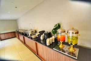 a kitchen with a counter with a stove and a counter top at Alzaer Almutamyez Ajyad in Mecca