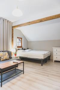 un dormitorio con dos camas y un sofá en Willa Cross, en Szklarska Poręba