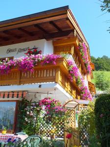 um edifício com flores ao lado em Gästehaus Amort em Ramsau