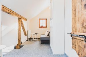 una sala de estar con un sofá y una mesa en Willa Cross, en Szklarska Poręba 25 fotos más