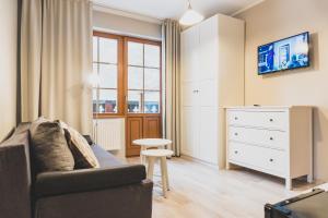 una sala de estar con un sofá y una mesa en Willa Cross, en Szklarska Poręba