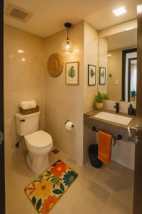 a bathroom with a toilet and a sink at Luxury Suites near Okada, Solaire, City of Dreams in Manila