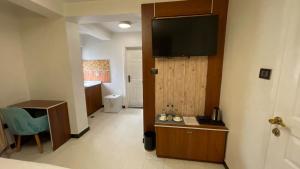 TV a/nebo společenská místnost v ubytování Abaት Guest House