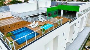 an aerial view of a building with a swimming pool at Hotel Greenville by Slim Hotéis in Primavera do Leste