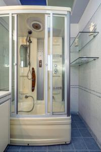 una ducha con puerta de cristal en un baño en Chris Sea View Apt with Hot Tub, en Gouves 34 fotos más