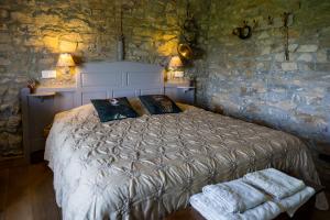 A bed or beds in a room at B&B Au Bord De La Source