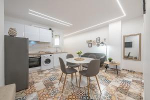 Η κουζίνα ή μικρή κουζίνα στο Ble Elia Thiseio Suite +22 φωτογραφίες