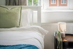 En eller flere senge i et værelse på The Maple Nest - Sleep 9-Free WiFi -Trendy Bedrooms