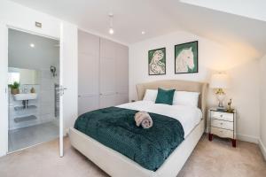 ein Schlafzimmer mit großem Bett und ein Badezimmer in der Unterkunft The Maple Nest - Sleep 9-Free WiFi -Stylish Bedrooms in Sands