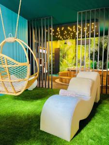 a room with two beds and a swing at La suite Emois et Toi in Orléans