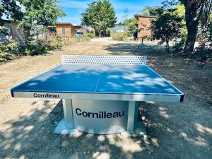 Stolný tenis v ubytovaní COTTAGE 2chambres-piscine-mer-plages-pistes cyclables alebo v jeho okolí