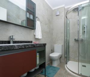 Et badeværelse på Georgia Apartment, Benitses Corfu + 29 billeder