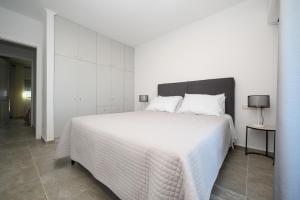 En eller flere senge i et værelse på Georgia Apartment, Benitses Corfu