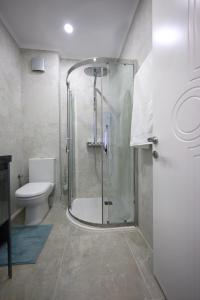 Et badeværelse på Georgia Apartment, Benitses Corfu