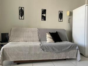 Una cama con dos almohadas encima en una habitación. en Studio a 400m da praia, en Guarapari