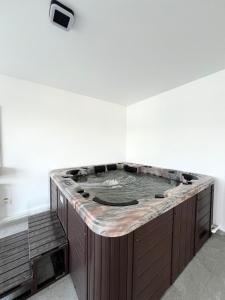 una vasca idromassaggio all'angolo di una camera di MERAKI resort & spa a Mamaia Nord - Năvodari