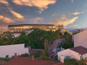 アテネにあるThe Acropolis Windowの街灯の建物