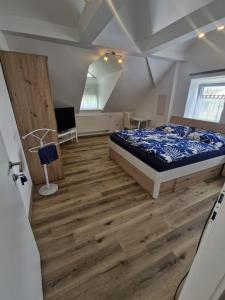 a bedroom with a bed and a desk in a room at Apartment in Gaspoltshofen