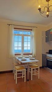 Η κουζίνα ή μικρή κουζίνα στο Vila Rocha Do Sol 59B - Ensuite Room With Balcony View