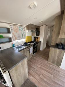 Кухня или мини-кухня в Seawick Holiday Park
