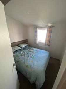 Кровать или кровати в номере Seawick Holiday Park