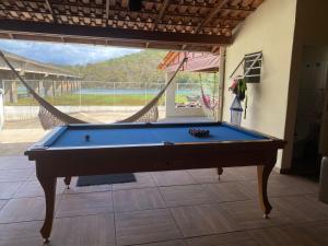 a pool table in a room with a hammock at Rancho Royer in Araguari