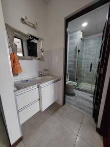 コチャバンバにある3c Departamento en Torres Venturaの洗面台、シャワー、トイレ付きのバスルーム