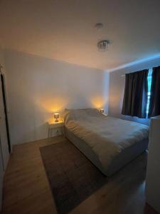 une chambre avec un lit avec deux lampes dessus dans l'établissement The Urban Escape Walk to Train, Bus & City Center, à Narvik 7 autres photos