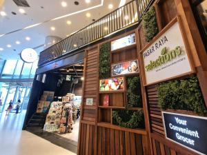 Summer Luxury Suites KlCC by ATIQ في كوالالمبور: متجر ذو جدار أخضر في مركز تسوق