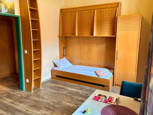 Junges Hotel Tulln - NÖ Jugendherbergswerk客房内的一张或多张床位