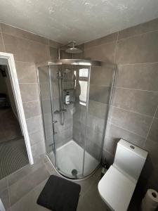 a shower stall in a bathroom with a toilet at Wessex Stays - Spacious 1 Bedroom Property in Willaston