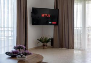 Televízia a/alebo spoločenská miestnosť v ubytovaní The Gemini Suites