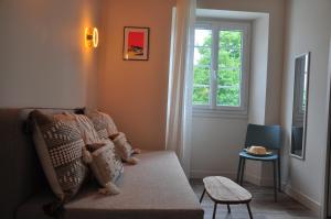a living room with a couch and a window at Lo Berge in Saint-Pée-sur-Nivelle