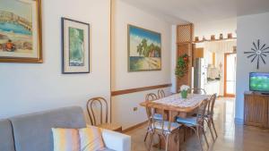 una sala de estar con una mesa y un sofá en Villino da Susy, en Otranto