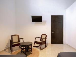 TV at/o entertainment center sa Casa Kaity 1 block from downtown