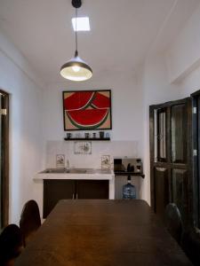 Kitchen o kitchenette sa Casa Kaity 1 block from downtown