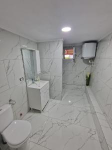Bilik mandi di Cazare Ineu 2 +7 gambar