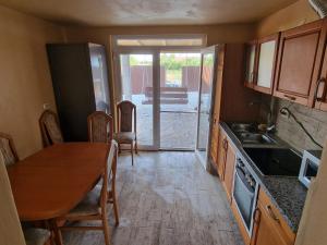 a kitchen with a table and a dining room table at Cazare Ineu 2 in Ineu