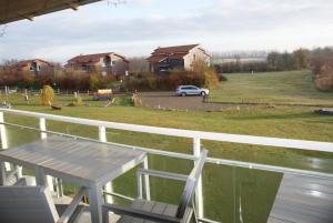 Hohen WieschendorfにあるFerienloft Meerblick 316 - ABC316 - nur Feriengäste!の家の甲板にテーブルと椅子