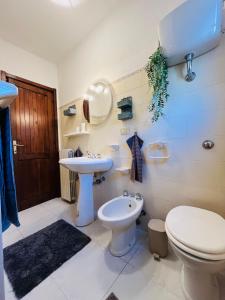 łazienka z toaletą i umywalką w obiekcie Casa Coghinas Appartement Corbezzolo w mieście Santa Maria