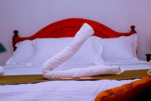 KisiiEntire Fully furnished Villas in Kisii的一条毛巾,看起来像床上的蛇