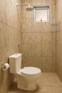 Un baño con inodoro y ducha de cristal. en xingu, en Santarém