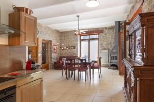 Kuchyň nebo kuchyňský kout v ubytování Maison De Vacances Sud Ardèche + 16 fotografií