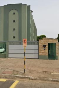a parking meter on a street in front of a building at Ap quarto climatizado in Santarém