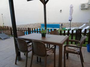 a table with chairs and an umbrella on a patio at La Casa del Cerrillo in Sonseca