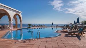 Bazén v ubytování Pyrgos Beach Hotel Apartments nebo v jeho okolí
