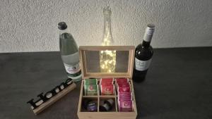 a wooden box with two bottles of wine and candles at Volkspark-3-Zimmer-Wohnung-4 Betten-Mainz in Mainz +8 photos