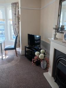 TV/trung tâm giải trí tại Beachcomber holiday apartments