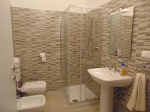 a bathroom with a shower and a sink and a toilet at Casa Vacanza Dante Alighieri, A in Moscufo