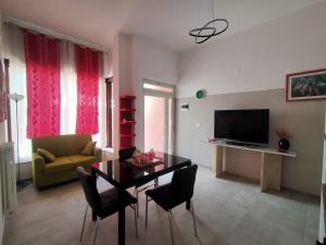 a living room with a table and a television at Casa Vacanza Dante Alighieri, A in Moscufo